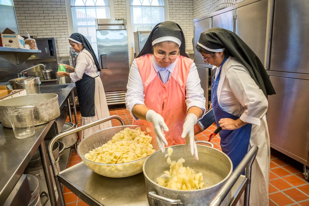 StLouisReview's tweet photo. Aside from praying, #Carmelite nuns and women religious honor God through simple beauties. On the feast of Our Lady of Mount Carmel, we say a special prayer to her to intercede for all women religious. 📸: @aeternusphoto
#OurLadyOfMountCarmel #CarmeliteMonastery #CatholicSTL https://t.co/A7JzMFrfoK