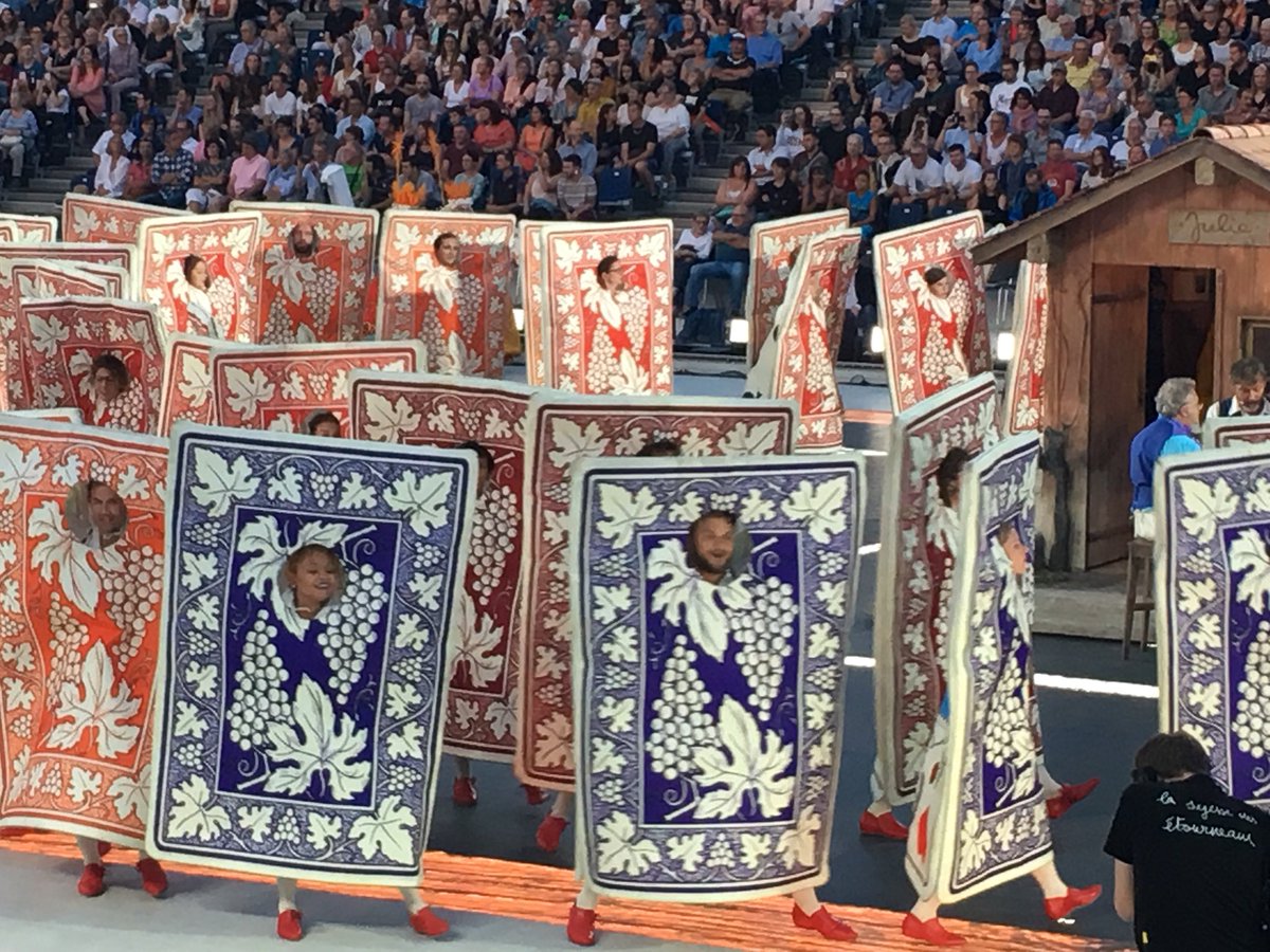 Madame_Poppins's tweet photo. “Je me souviens des vins qui ont le goût de ma terre” (#FêteDesVignerons2019, #Vevey) https://t.co/h3dNcxumFR