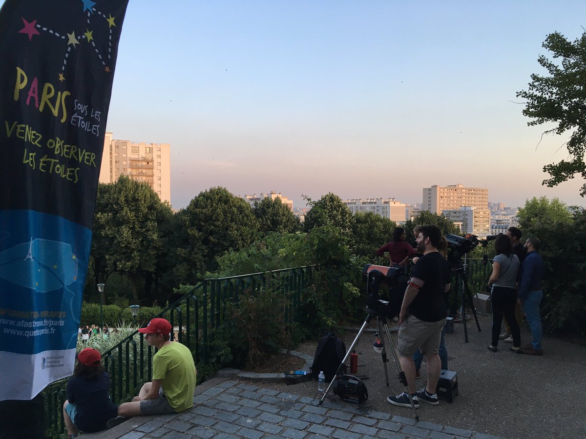 La #Lune va bientôt se lever à Paris, les animateurs et leurs instruments sont prêts pour observer l’#éclipse de Lune au belvédère de Belleville !