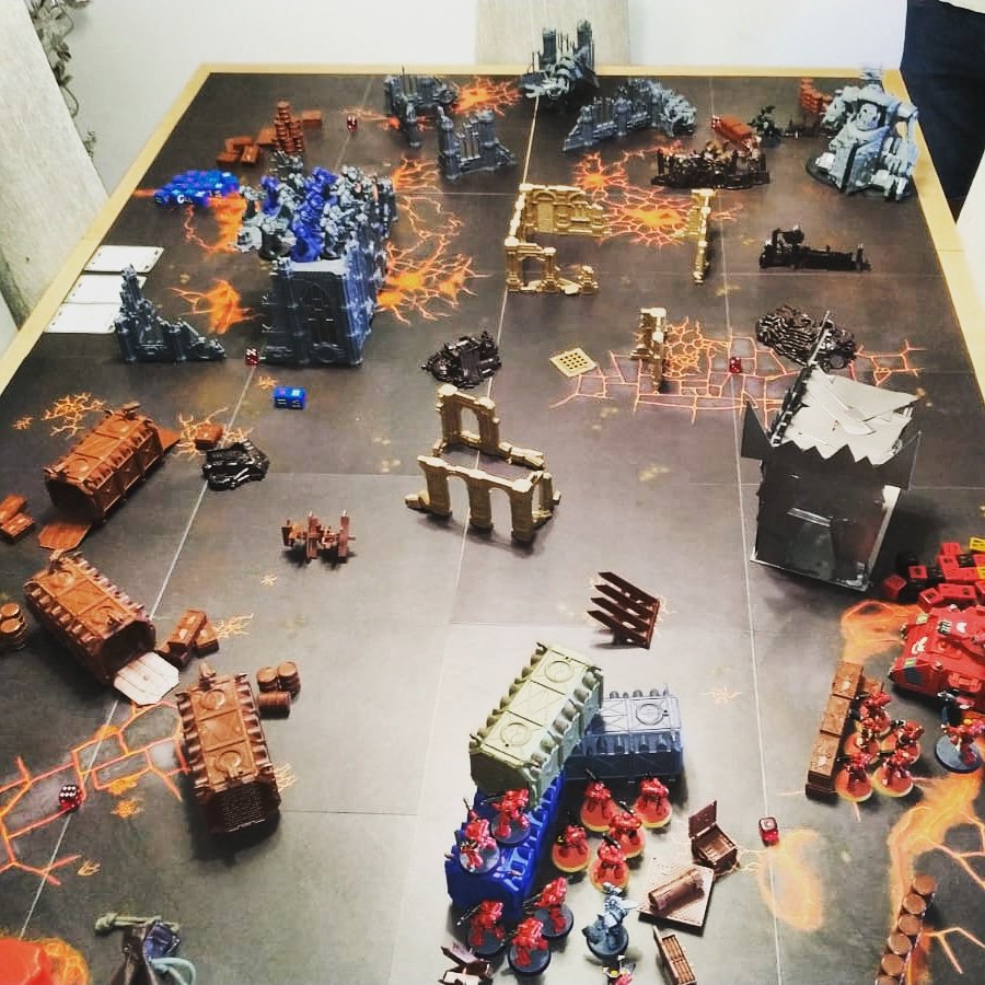 KronusGuardians's tweet photo. Batalla a tres bandas #orks #bloodangels #ultramarines https://t.co/sXUItaXB0s