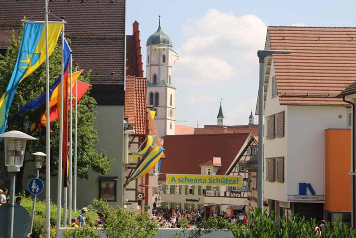 UpperSwabia's tweet photo. Schützenfest in Biberach - das zweitgrößte Volksfest in Baden-Württemberg.
Es wird gefestet. 
#bwjetzt 
https://t.co/KxjjjbaRKr https://t.co/NISeNSXHQn