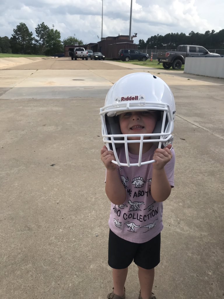 BrennenZigler's tweet photo. Most dads wish for his son to be a QB or RB. I’m like nah, he’s going to have his hand in the ground. He’s almost three and almost fits into an XS........can we say jug head? #spearsup #FutureTE #FutureDE https://t.co/PlE5Gpmxil