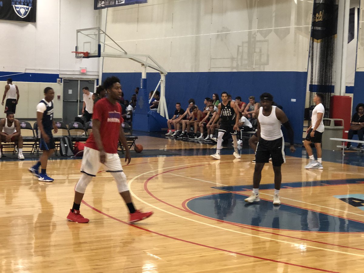 NSSW_JG's tweet photo. A few action shots from tonight’s #SlocheRuns..  🗣 Some real hoopers in the gym tonight 👀 https://t.co/s4aPqLpqLS