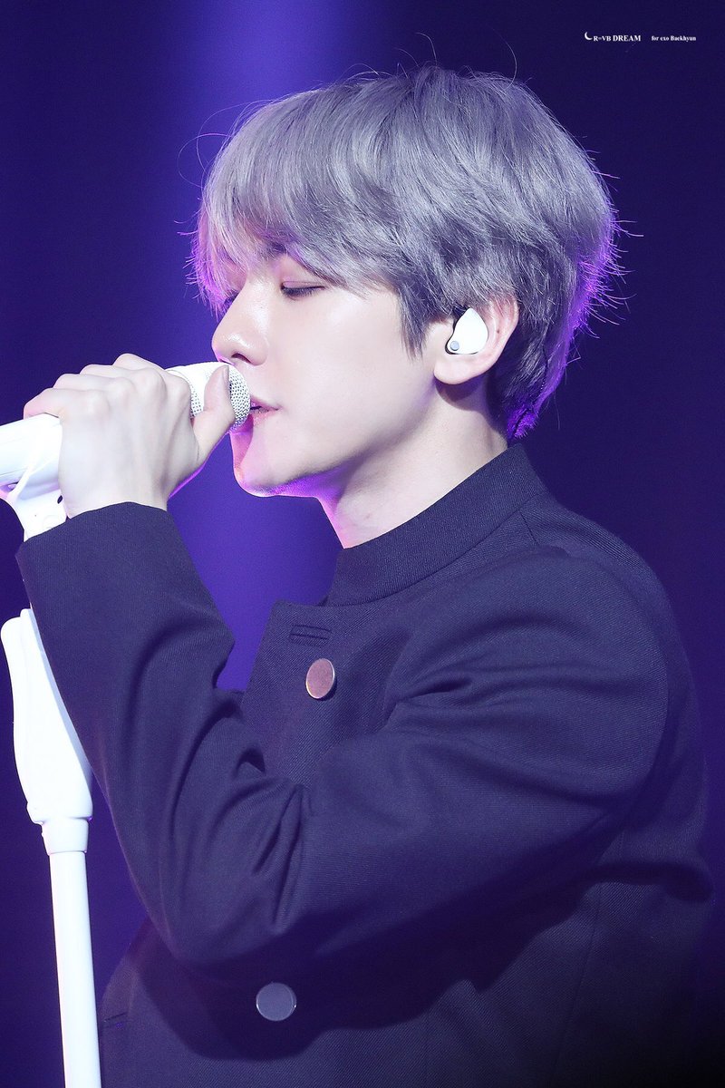 ThuTin12680903's tweet photo. Không biết sao nhưng thật sự mình rất thích nhìn thấy những lúc Baekhyun nghiêm túc trong công việc của mình, anh ấy hát bằng cả trái tim♥️. I just want to say I fell in love with u🥰. Let's move forward and be more successful https://t.co/kW3QYf7Vy7