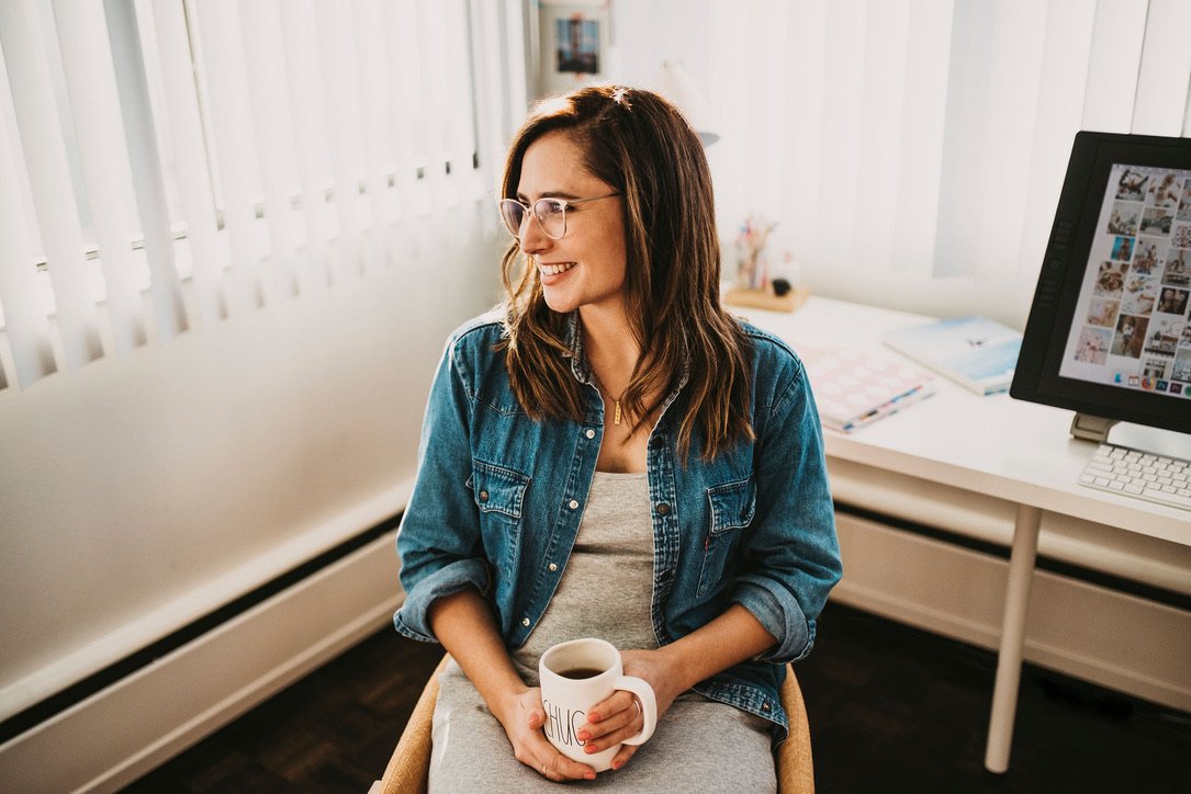 SmartbiteSnacks's tweet photo. 9-to-5? Not so much. When you work as a freelancer in the creative space, work in *theory*—office hours included—goes out the window. So how does Kelly from #TheFunkyFresh make it work for her? Click https://t.co/A8Cyq3kwFe for her take on the grind. 👀 #SmartbiteCollective https://t.co/q2TMf9bXLU