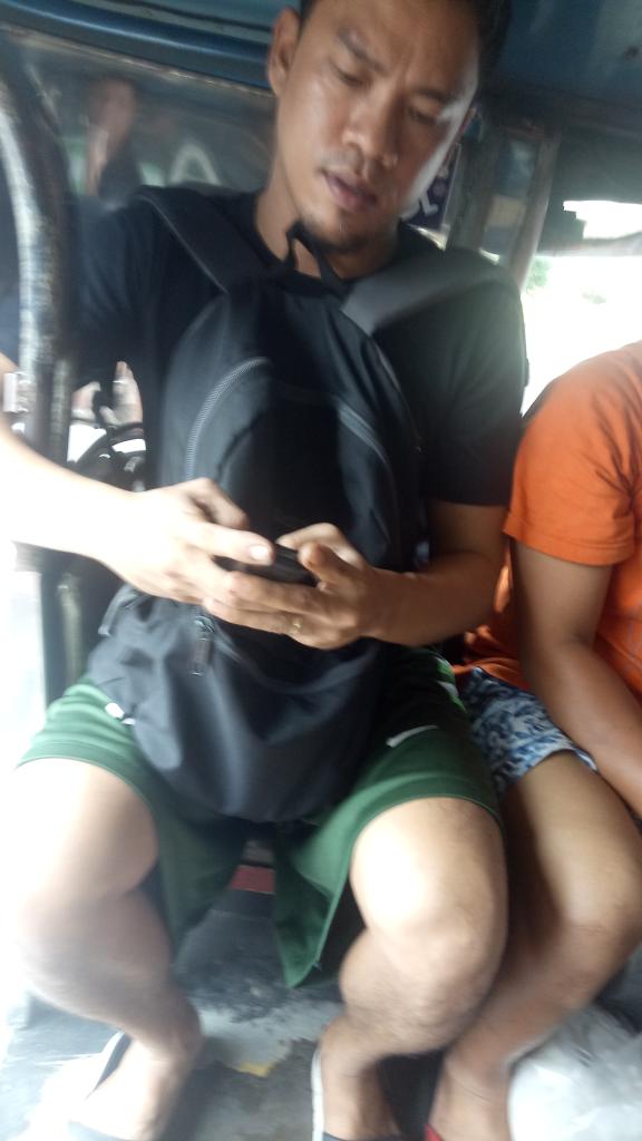 jeson85435645's tweet photo. ung nkasabay mu pauwi ng fairview :) https://t.co/HYX8rvztzB