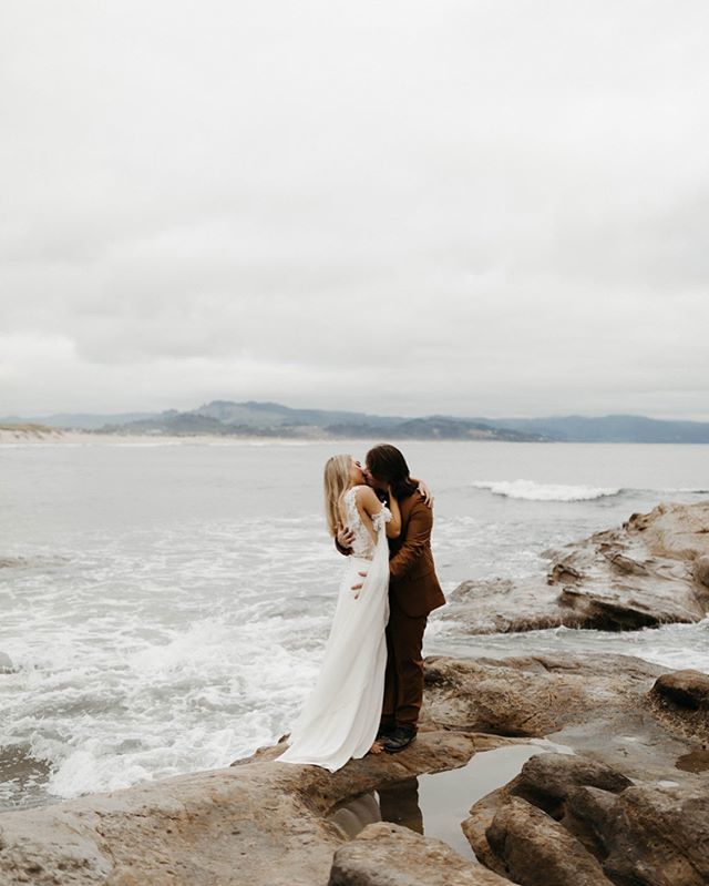 Naba_Zabih's tweet photo. me: let me do something other than putting people on the rocks in the water— 
also me: Fuckkk those rocks that water 💯😩👅 Styled shoot: @sublime.collective
Invitation suite &amp; paper goods @lettersanddust
Rentals: @vintagemeetsmodern
Florist: @swoon_flo… https://t.co/IDbJwoi1qg https://t.co/TiRV5nMzWy