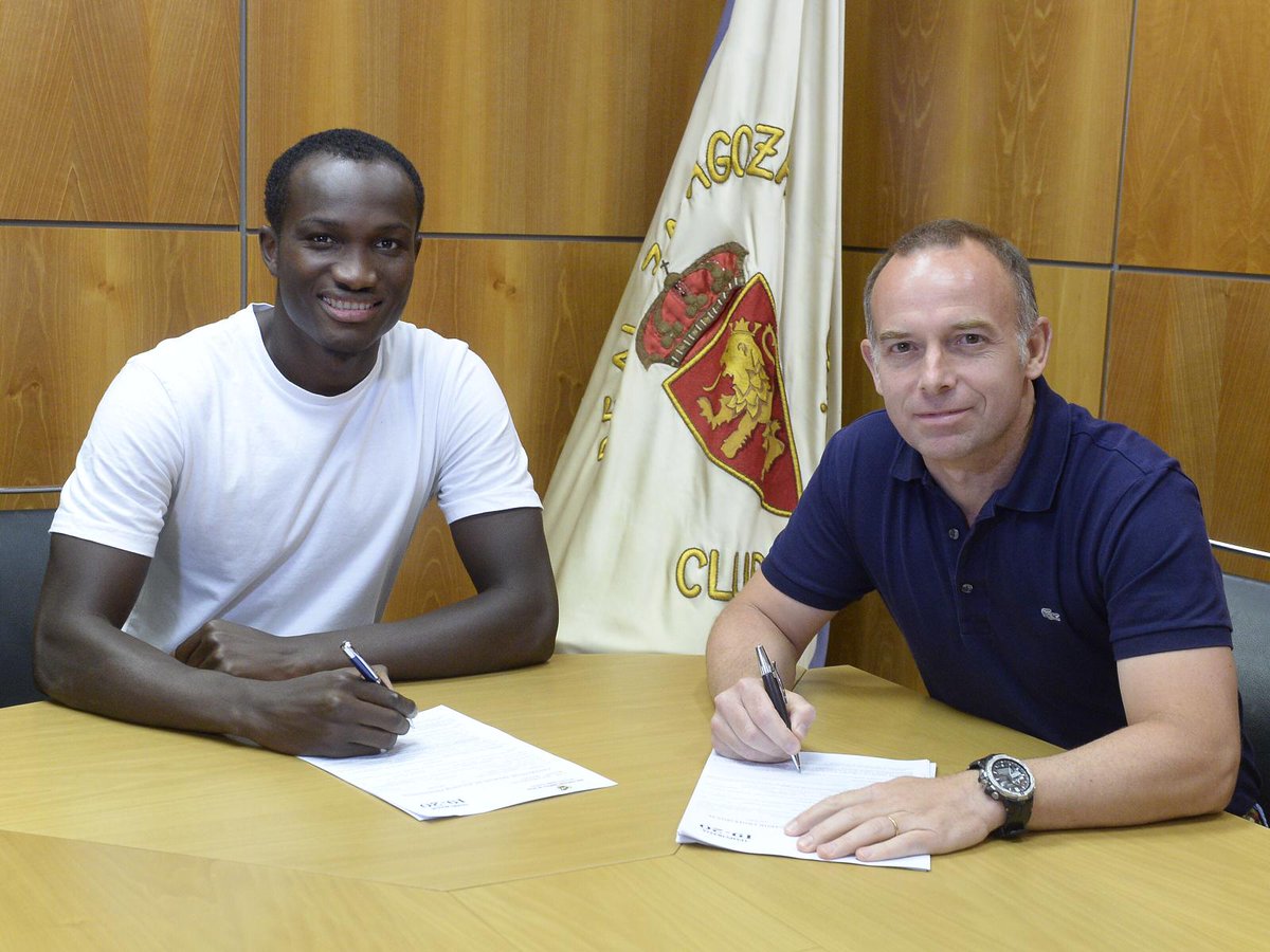 Dwamena junto Lapetra firmando su contrato con el Zaragoza (Foto: RZ).