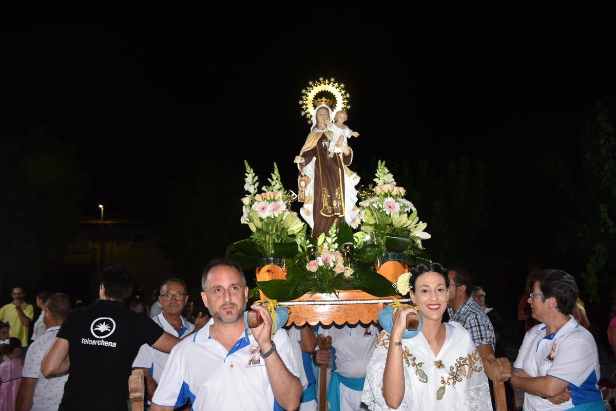 AytoArchena's tweet photo. Tras la misa solemne en honor a la #Patrona de La Providencia, la Virgen del #Carmen, fieles, reinas y damas de las #fiestas patronales de este barrio de #Archena y autoridades locales iniciaron la procesión posterior de la Virgen por calles y plazas en su día grande https://t.co/KWSCHPDXk7
