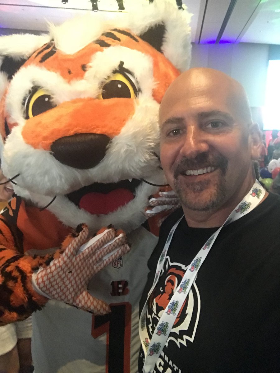 ISringleader's tweet photo. Representing Cincinnati at Fuel Up to Play 60. #FUTP60Summit #happyathubert https://t.co/6biR27H8FT