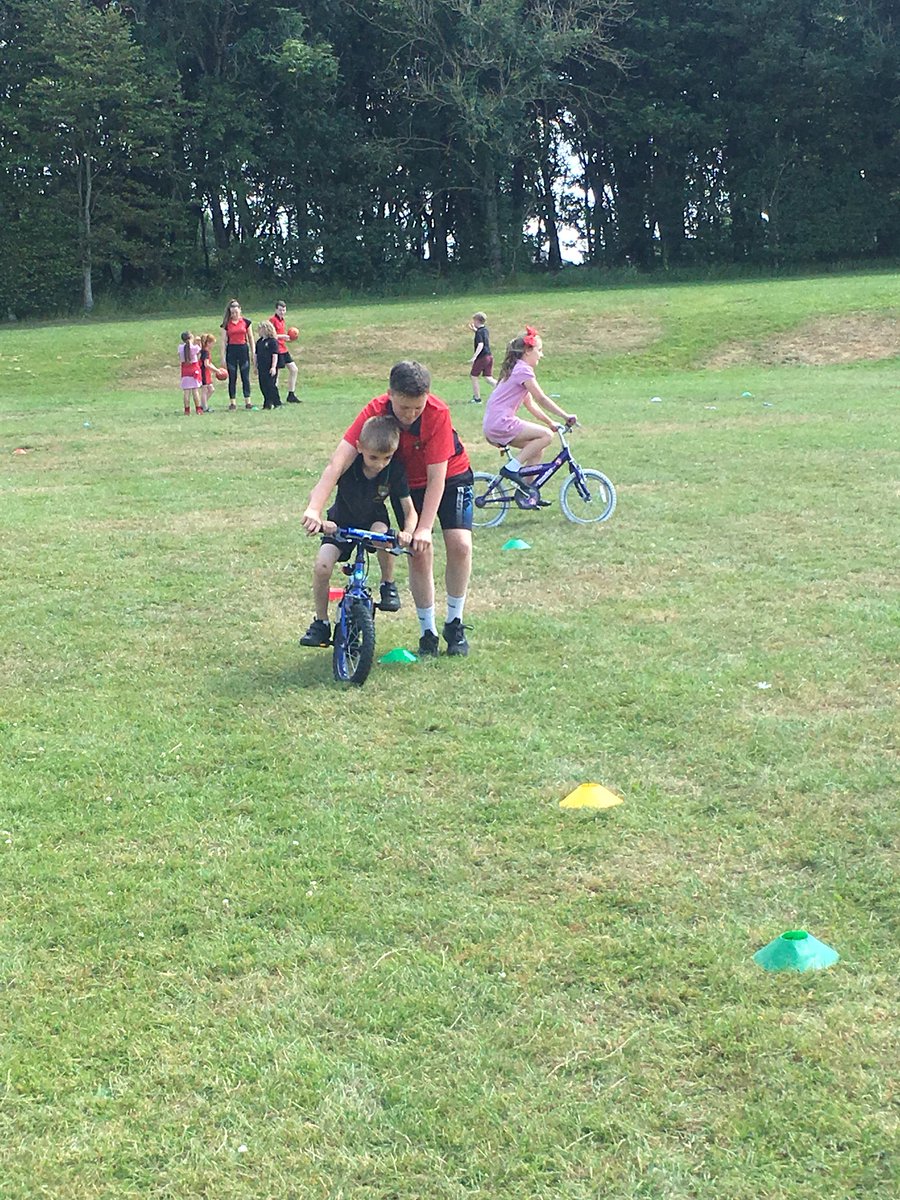 DosbarthTylluan's tweet photo. Diolch blwyddyn 8 am gynllunio a chynnal gweithgareddau mabolgampau i flwyddyn 3. Thank you year 8 for preparing activities for year 3. #DyfodolLlwyddiannus #Prosiect @YsgolLlanhari @AGLlanhari https://t.co/FLxxk4iqVx