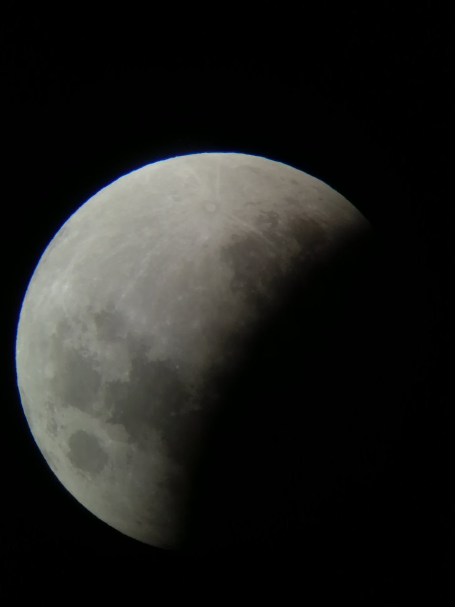 _davife's tweet photo. Algunas fotos del eclipse parcial de luna. https://t.co/IDlZVThYMG