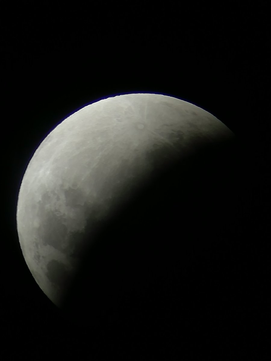 Algunas fotos del eclipse parcial de luna.