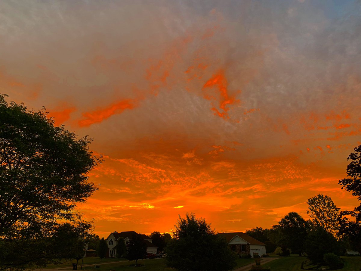 Glowing58's tweet photo. It was a glorious morning ☀️ #CLE #Fireball #Orange #MyLife #Grateful #Cloudporn #RayOfLight58 #rayoflight58photography #OhioGirl #LookingUp https://t.co/xbQNX3heBk