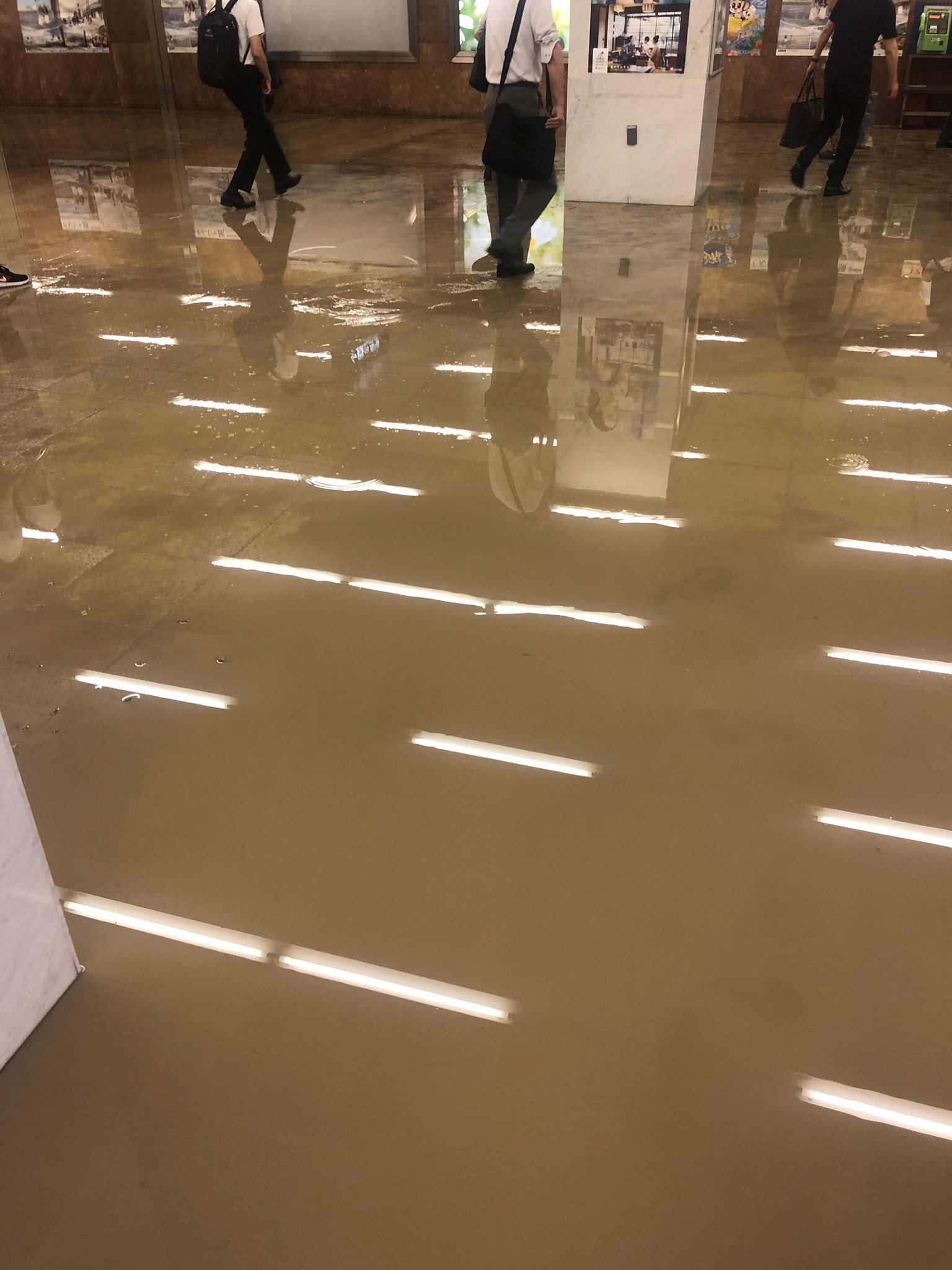 栄駅が大雨で浸水している現場の画像