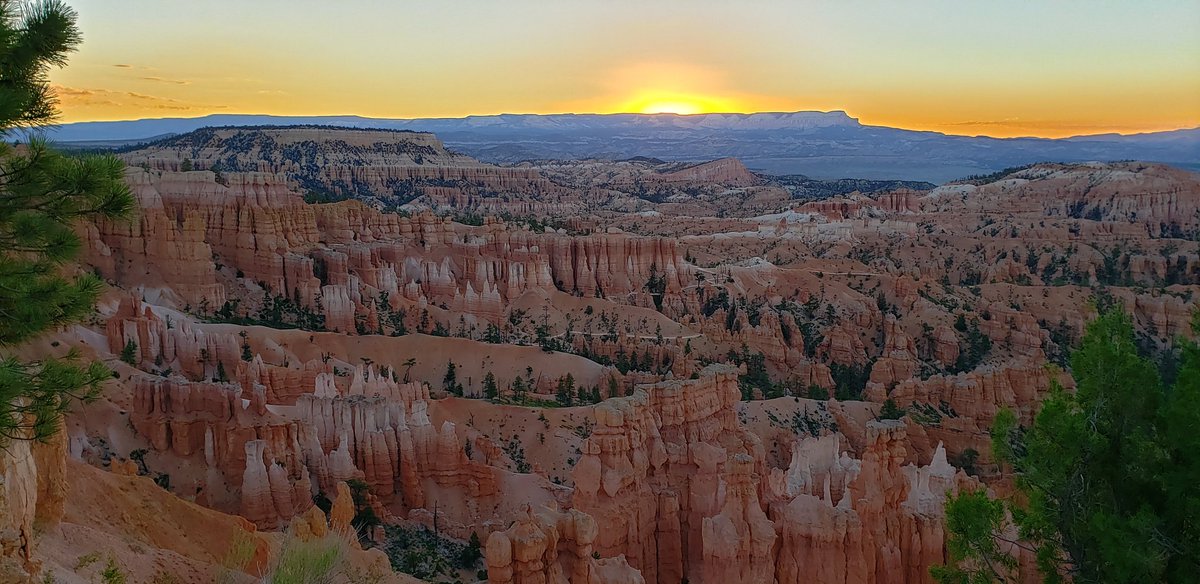 FrankChase1's tweet photo. Sleep is overrated- sunrise at Sunset Point. #BryceCanyon https://t.co/XTR01e9kDJ