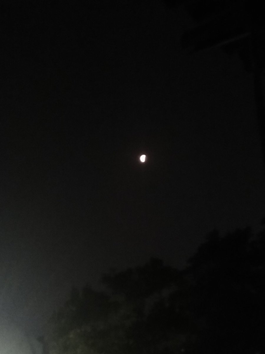im_yourboobs's tweet photo. #GerhanaBulan liat langsung gak gini perasaan tp gpp akhirnya liat gerhana bulan juga huftt... https://t.co/ty7hpIjrWj