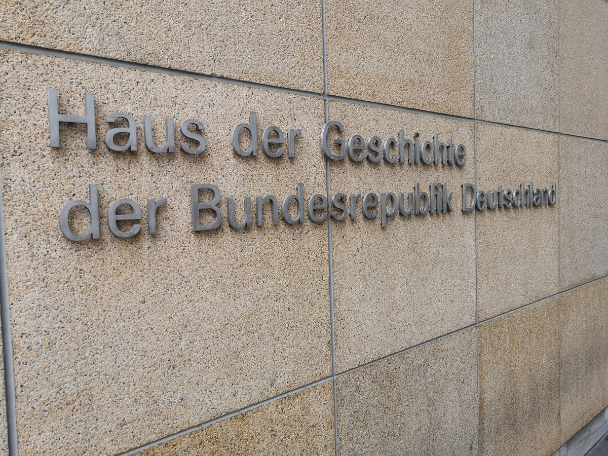 Emielvnh's tweet photo. Vandaag #HuisderGeschichte in #Bonn, hoofdstad BRD 1949-1999, bezocht. Een levensechte wandeling doorheen #Europesepolitiek &amp; #IP45 op amper 2 uur rijden van Leuven. Vanaf WOII t.e.m. Wahl 17 een interactief overzicht van de Duitse &amp; economische geschiedenis. Absolute aanrader! https://t.co/TXdBg12EeB