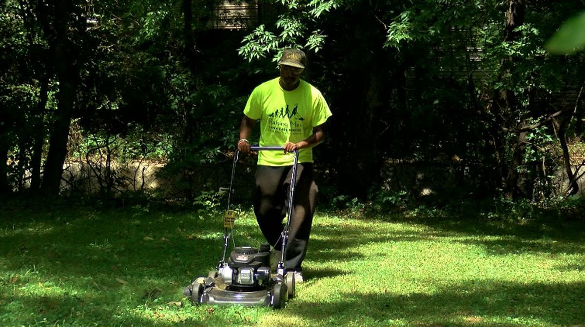 Good_In_America's tweet photo. This man mowed #lawns in 50 states for #Veterans and more. This is a cool story. https://t.co/PQTPqmGPU4 https://t.co/wg5GEYpaAd