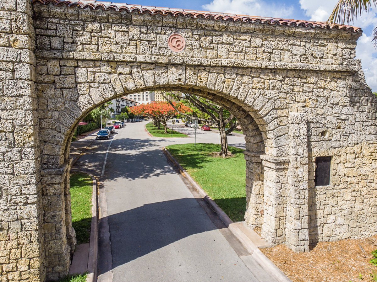 Peek into #NorthPonce! 

#CoralGables #Historic #MediterraneanArchitecture