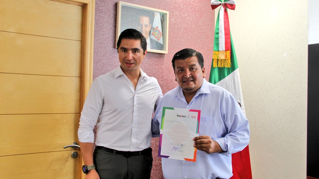PLANEACIONOax_'s tweet photo. Para impulsar el desarrollo sostenible en #ZimatlánDeÁlvarez, el Ayuntamiento que encabeza el Pdt. Javier Barroso Sánchez y el @GobOax, elaboraron el Plan Municipal 2019-2021 cuya implementación favorecerá el cumplimiento de proyectos prioritarios.
#ODS16 #Meta6 https://t.co/TqGq9yKRsr