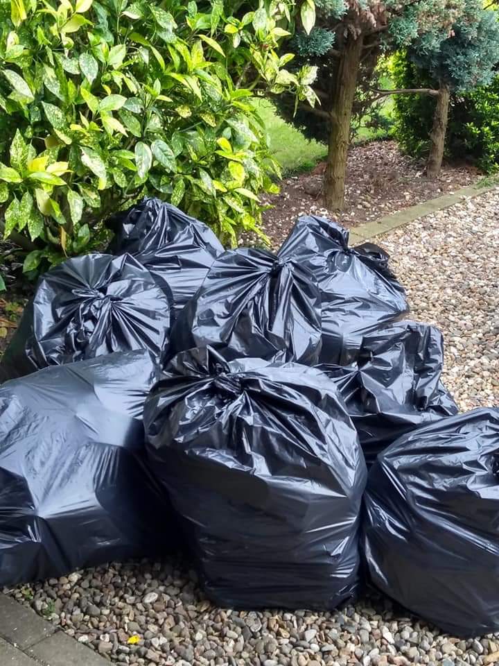 Great to see a kind Roundhay family have collected, washed and paired all the abandoned flip flops from the <a href="/ITUTriathlon/">ITUTriathlon</a> held in Roundhay Park. They are now on their way to Burkina Faso thanks to Jacob's well appeal. #charity <a href="/ROGoddard/">Cllr Jacob Goddard</a> <a href="/ejtunnicliffe/">Eleanor Tunnicliffe</a>