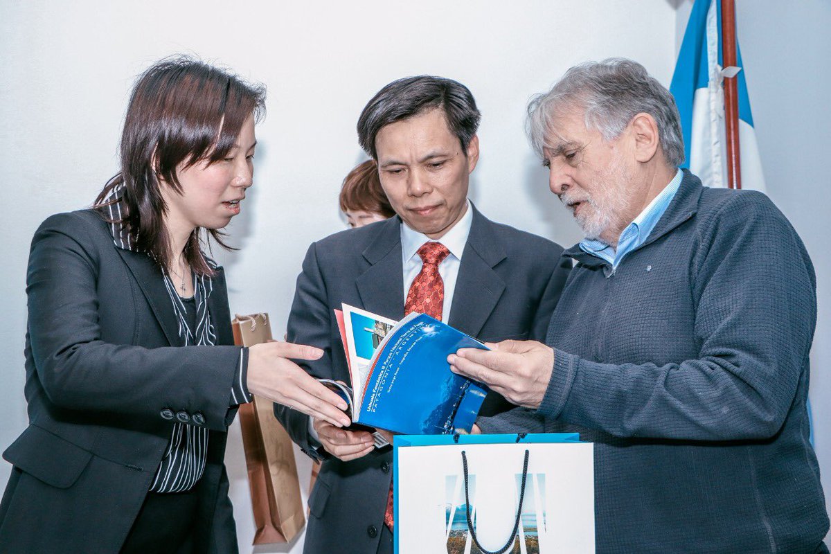 WalterVuotoTDF's tweet photo. Firmamos un convenio con la ciudad de Shaoxing de la Rep. Popular de China con el objetivo de desarrollar toda clase de intercambio y cooperación en materia de economía, comercio, tecnología, turismo, cultura y recursos humanos para potenciar ambos destinos. #UshuaiaMásActiva https://t.co/HkFgJV3wNW