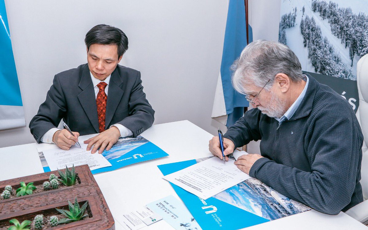 WalterVuotoTDF's tweet photo. Firmamos un convenio con la ciudad de Shaoxing de la Rep. Popular de China con el objetivo de desarrollar toda clase de intercambio y cooperación en materia de economía, comercio, tecnología, turismo, cultura y recursos humanos para potenciar ambos destinos. #UshuaiaMásActiva https://t.co/HkFgJV3wNW