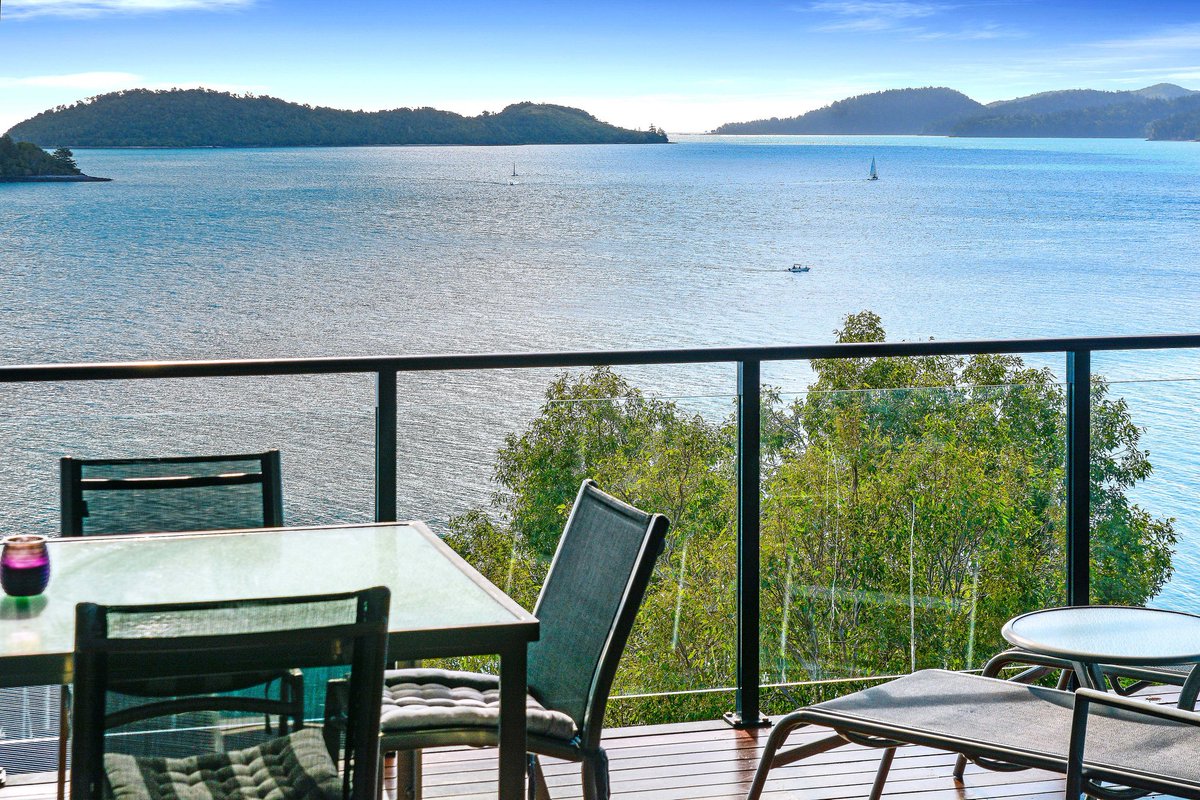 Holidayonhamo's tweet photo. Just a stunning view to brighten your Wednesday!  Who would love to stay at one these beautiful Shorelines apartments on Hamilton Island!?  Check it out  👉

https://t.co/aoSFjbk1Sl https://t.co/GJKCXGTg46
