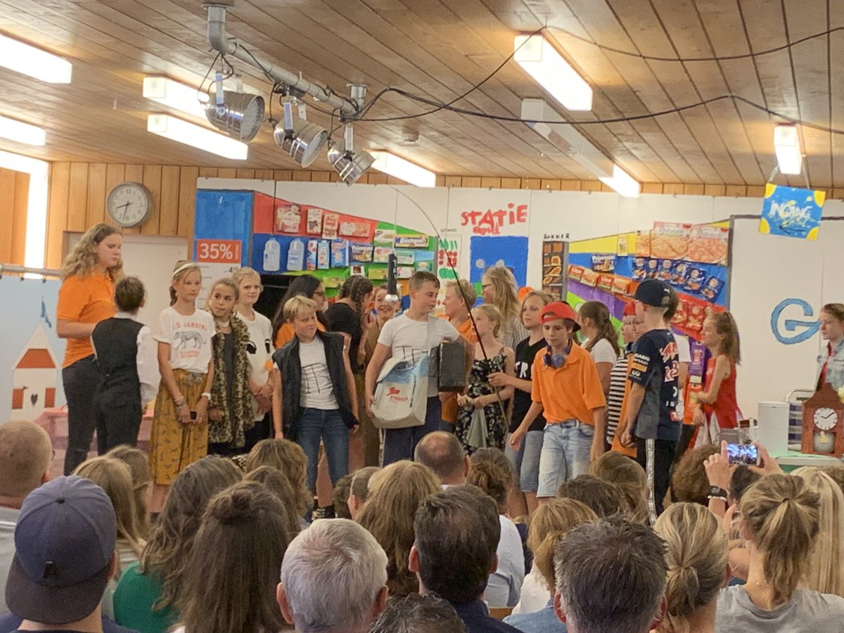 Maximaschool's tweet photo. Een prachtige avond. Afscheid nemen is een stap in een mensenleven, die emoties oproept, maar goede dingen met je doet. #afscheidgroep8 #groep8 #musical https://t.co/uoAJiCWhsm