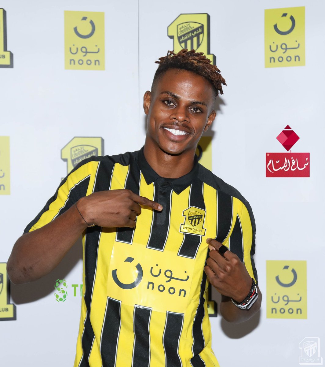ittihad's tweet photo. 📸صور توقيع عقد اللاعب هارون كمارا 
#صيفية_العميد https://t.co/Z1f6fAaXdz