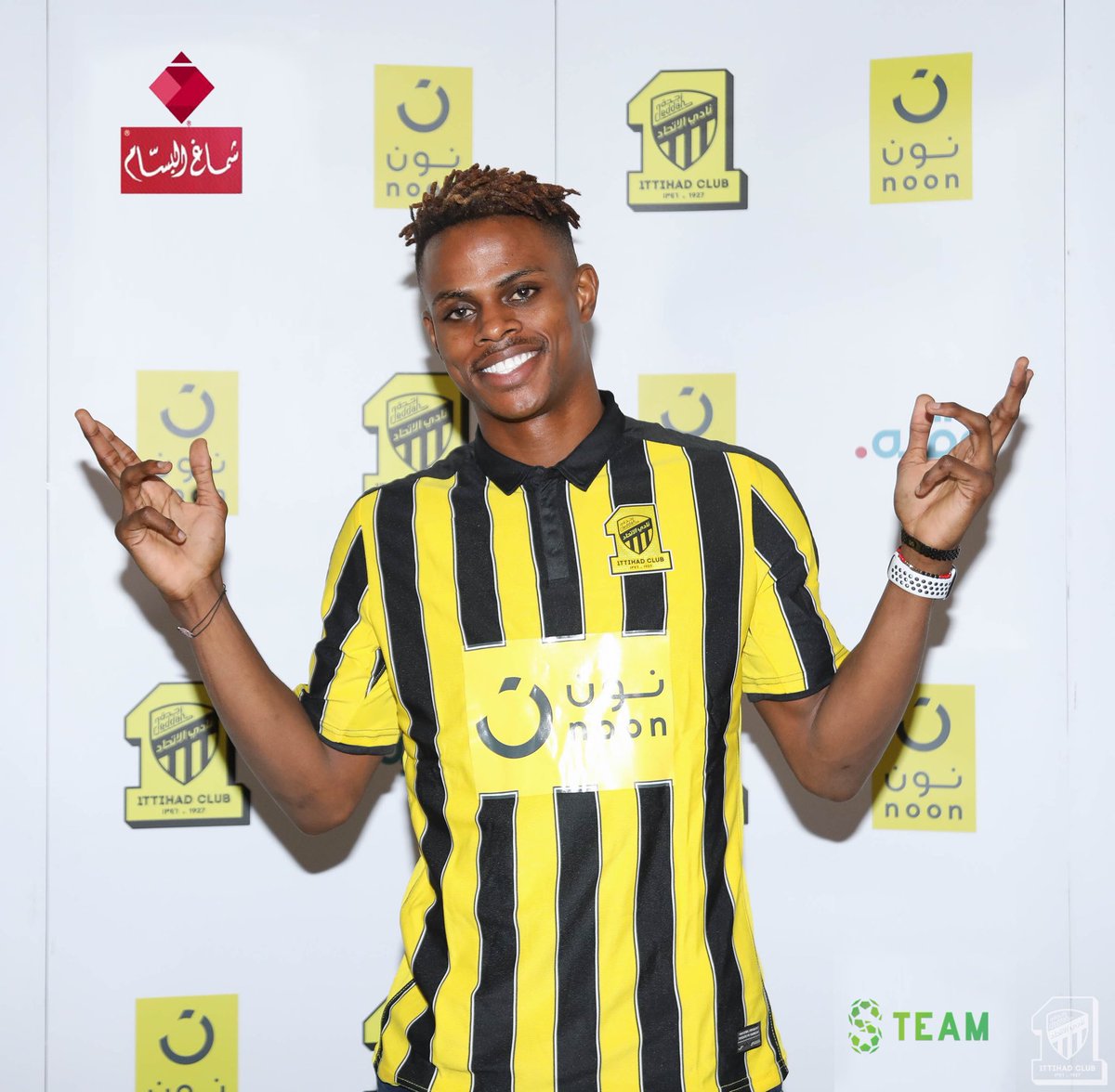 ittihad's tweet photo. 📸صور توقيع عقد اللاعب هارون كمارا 
#صيفية_العميد https://t.co/Z1f6fAaXdz
