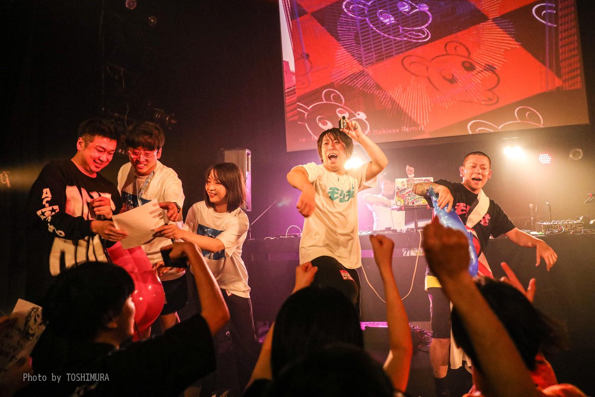 ony_freemember's tweet photo. asiaのメインステージで酒爆飲み侍と動画撮影しながら爆踊り侍、めっちゃ素敵に撮ってもらえて嬉ぴ嬉ぴと申してる。
#バンサプール
#モグラキ県

📸 toshimuraさん( @toshimu_rar ) https://t.co/AgjQOwTHfe