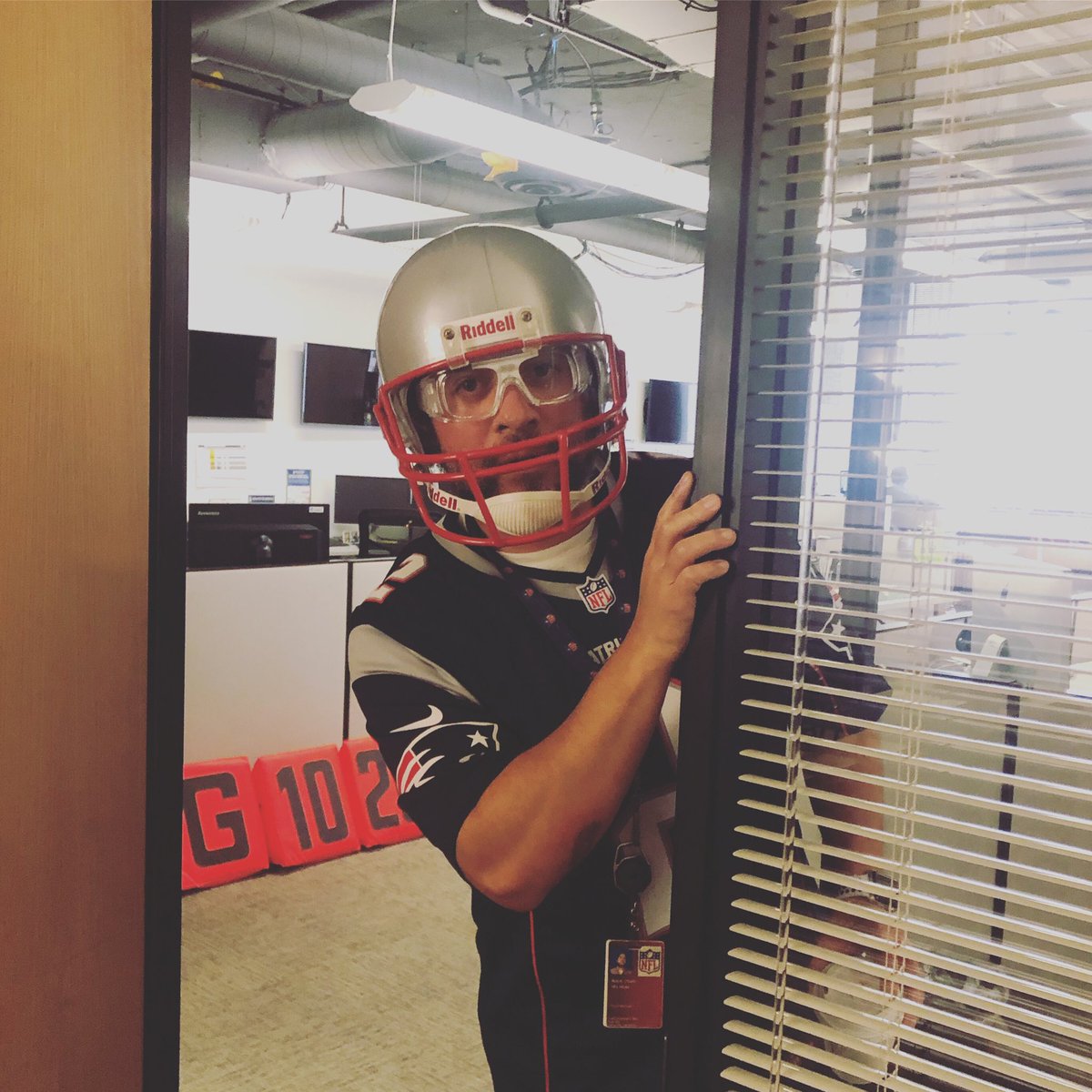 DaneStorrusten's tweet photo. So my project manager stopped by my office... why what does your project manager look like? #NFL #NFLife #TheGrind #BusinessTime https://t.co/9S8WHA6dsX