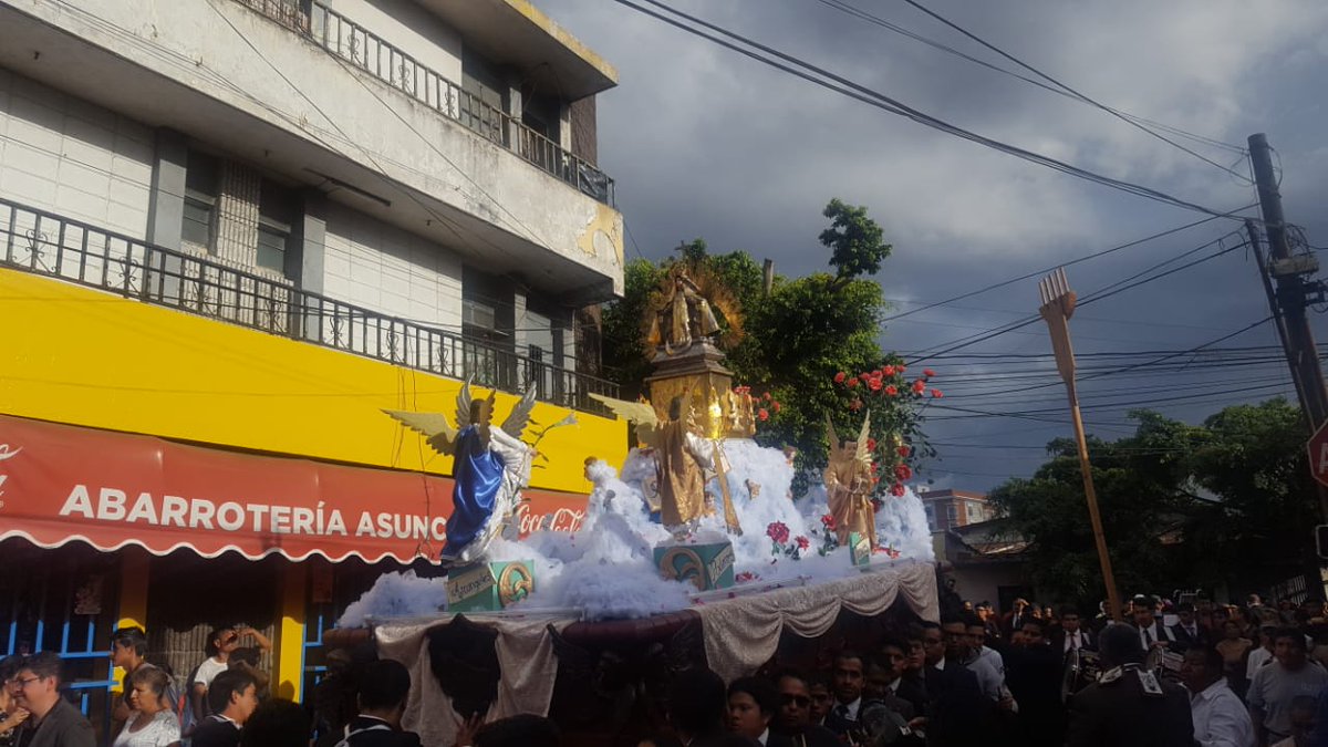 Capirotes_Mad's tweet photo. #VirgenDelCarmen | Las andas que portan a la Virgen del Carmen se ubican en la 2da calle y 13 avenida zona 2, Barrio Moderno.

#ProcesionesGT #BarrioModerno https://t.co/zWLWOMNUeB