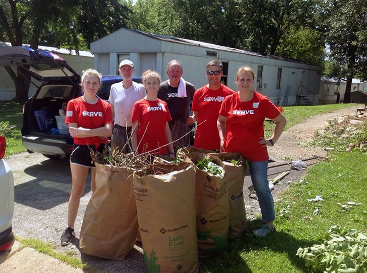 1stStepBackHome's tweet image. Thankful to #volunteers from Element Church Wentzville for completing various projects around Rolling Meadows Mobile Home Park in O'Fallon on Saturday during their "Serve Our City" outreach day.