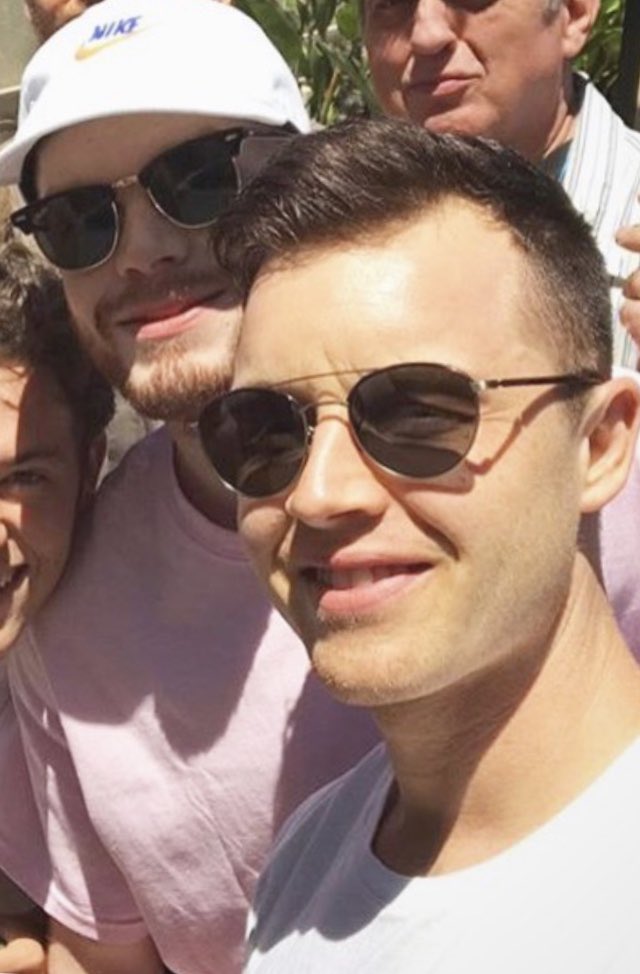 Gallavich_4eva's tweet photo. If the sky is                If the ground is
pink &amp; white              black and yellow https://t.co/DZFyWlSftl