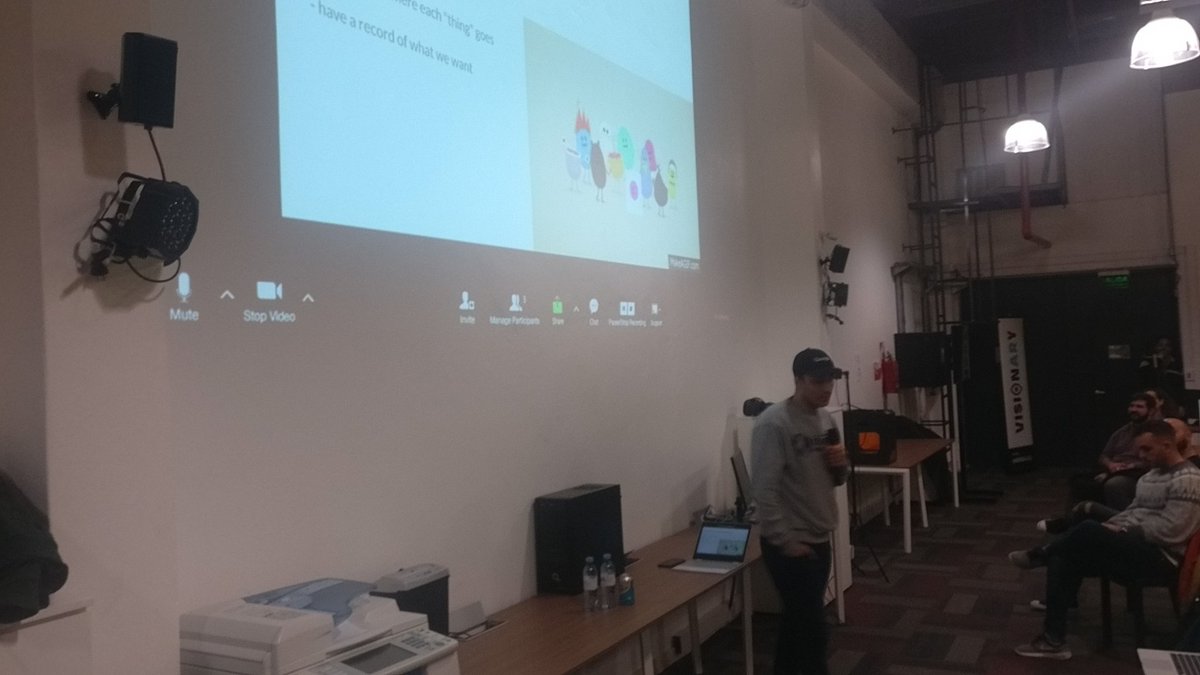 Comienza la segunda charla "Choose your Angular way" con <a href="/jorgeucano/">Jorge Cano</a>