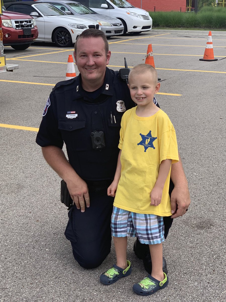 WhiteLakePolice's tweet photo. Glad Officer Moore was able to attend this event @ChildrensDMC to support Stephen as he rung his bell! #StephenStrong #CureCancer https://t.co/xJJqJLOKKX