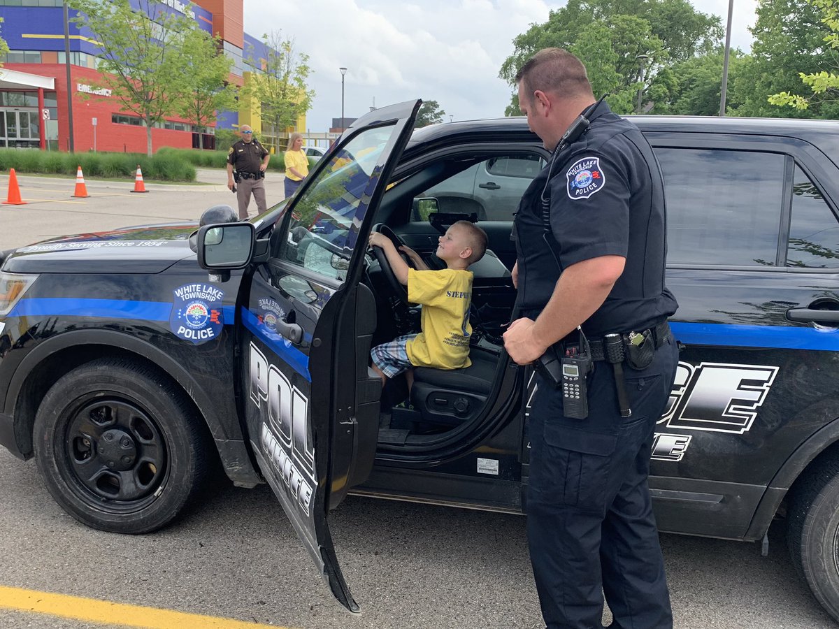 WhiteLakePolice's tweet photo. Glad Officer Moore was able to attend this event @ChildrensDMC to support Stephen as he rung his bell! #StephenStrong #CureCancer https://t.co/xJJqJLOKKX