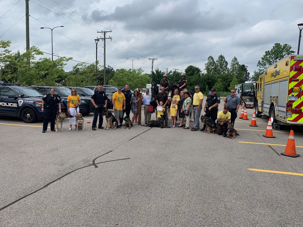 WhiteLakePolice's tweet photo. Glad Officer Moore was able to attend this event @ChildrensDMC to support Stephen as he rung his bell! #StephenStrong #CureCancer https://t.co/xJJqJLOKKX