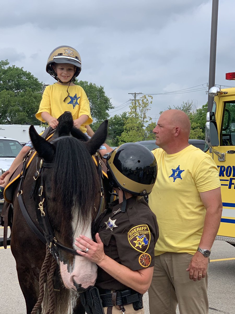 WhiteLakePolice's tweet photo. Glad Officer Moore was able to attend this event @ChildrensDMC to support Stephen as he rung his bell! #StephenStrong #CureCancer https://t.co/xJJqJLOKKX