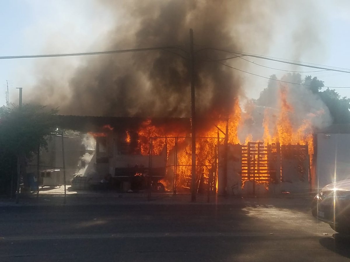 gesibc's tweet photo. Elementos de la Policía Estatal Preventiva (PEP) salvaron la vida de un adulto mayor que estuvo en riesgo por un incendio en un predio ubicado en el fraccionamiento Villa Verde, al oriente de la capital del Estado.
#PEPBC #MEXICALI https://t.co/f76JrAsIYk