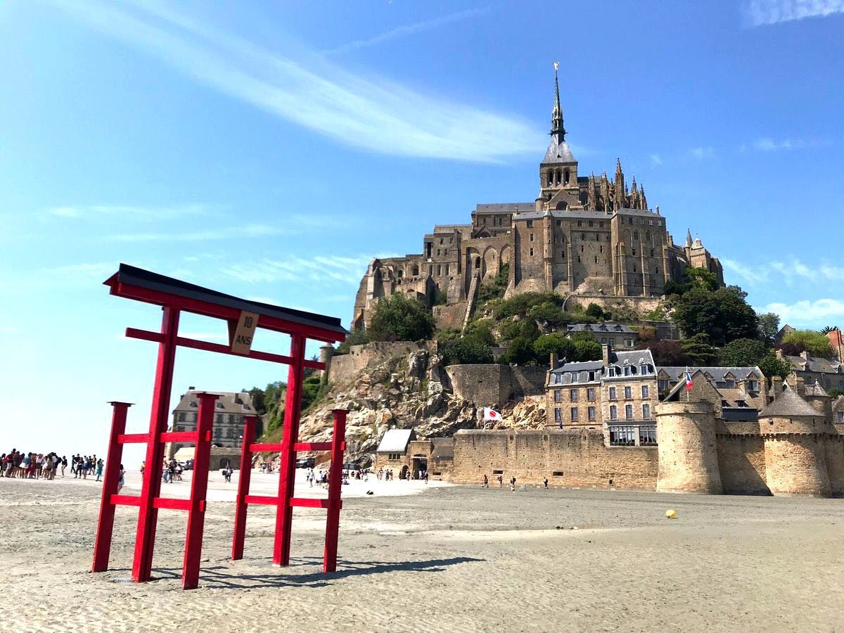 フランス大使館文化部 アンスティチュ フランセ日本 ル モン サン ミシェルと廿日市市 厳島 の観光友好都市提携10周年 を記念して その湾に 厳島神社 の大鳥居の形をした鳥居が奉納されました T Co P437ahdsrz Twitter