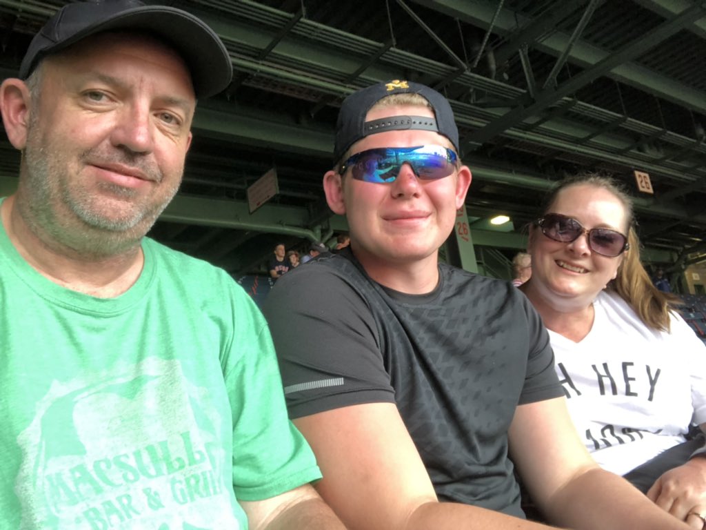 ProductionsW7's tweet photo. Living large cheering on the @redsox  at #MyFenway #GradPresent #DirtyWater https://t.co/C4qvgckdgE