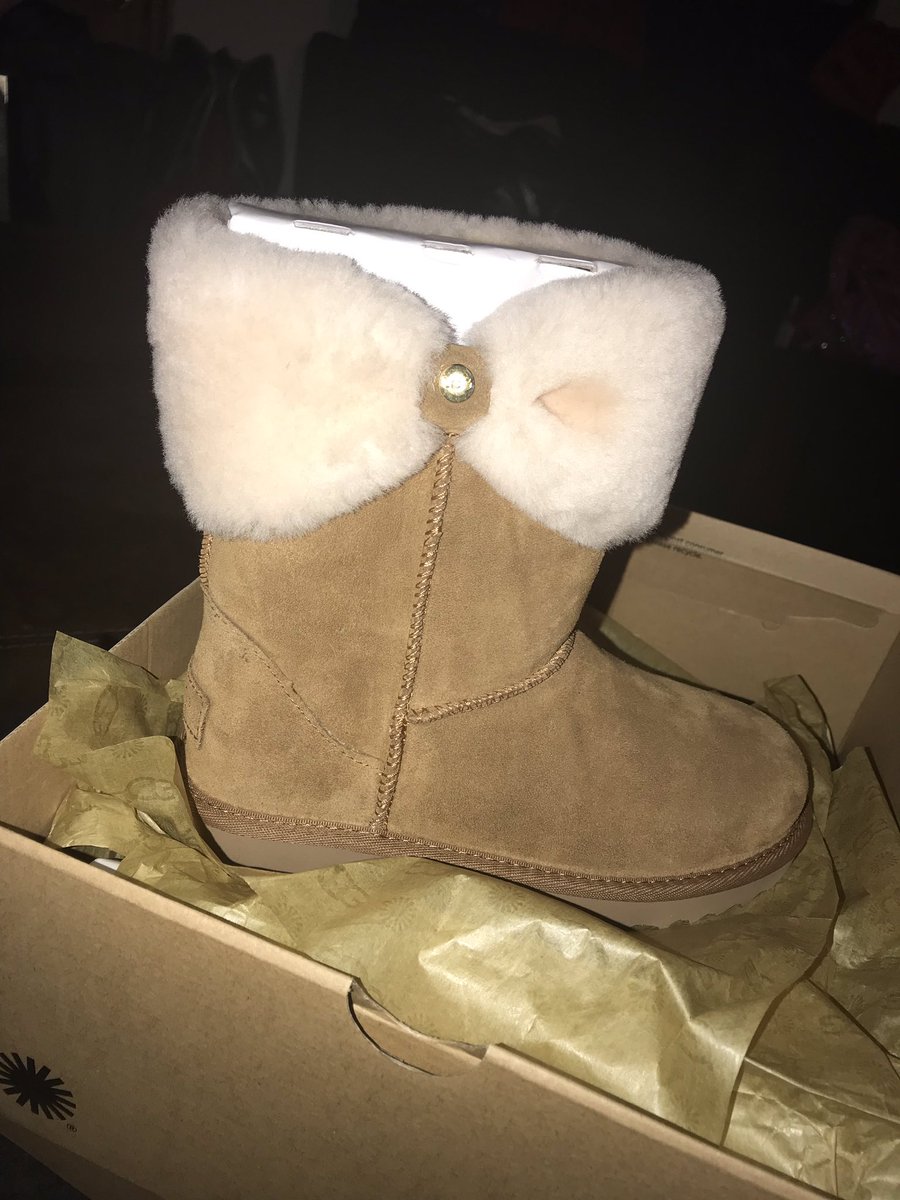 redma220's tweet photo. SKYE THRIFT STORE
NEVER WORN SIZE 2 UGG BOOTS (too small)😢
2 FOR $140 https://t.co/a1538VaARu