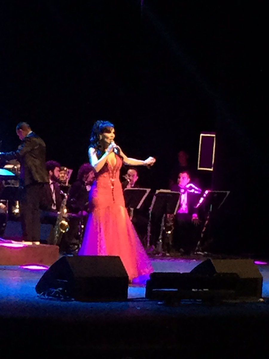 De cuando el domingo realizaron el homenaje Cantando por Gualberto Castro en el Teatro de la Ciudad Esperanza Iris <a href="/Gualas_Castro/">Gualberto Castro</a>