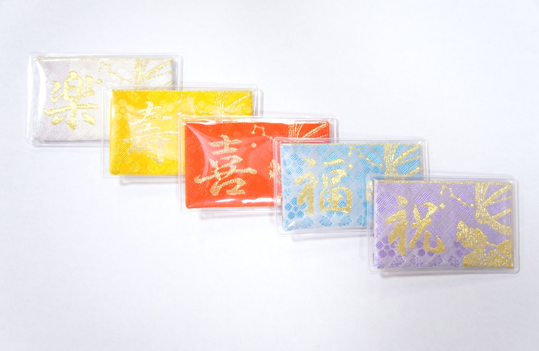 公式 北野天満宮 全国天満宮総本社 幸運を呼ぶ五色の星まもり 頒布中です 北野は平安京の天門 三光門の真上には北極星が輝き 天のエネルギーみちる場所 星のエネルギーが込められた 青福 黄寿 赤喜 白楽 紫祝の五色のお守り お心に叶う色を