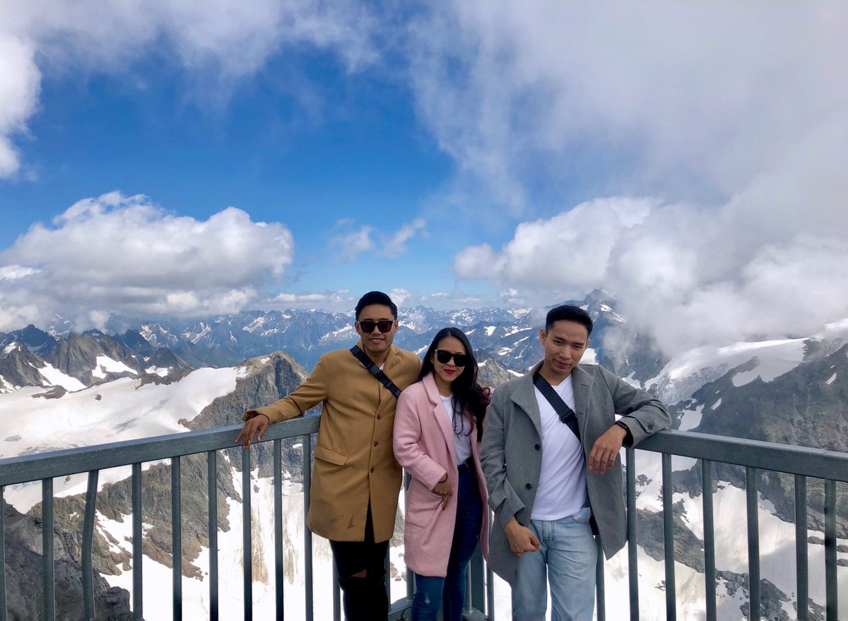 ThisIsNIllusion's tweet photo. My friends are like snowflakes βοΈ. All are different but beautiful π #ChrisP #MyanmarGuy #SnowFlakes #MountTitlis #BFFs #FirstTimeinSnow #Beautiful https://t.co/KjJevU4U0u