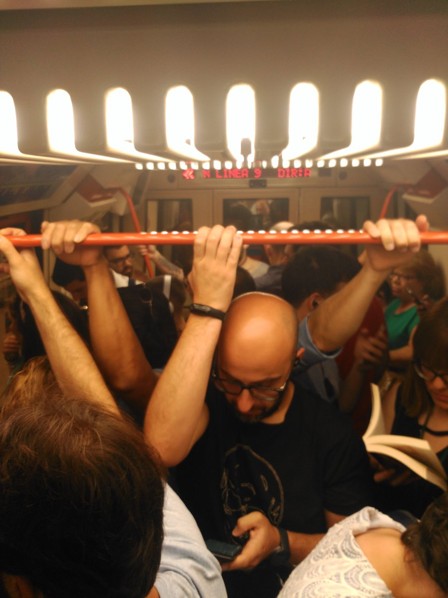 MariaLakinky's tweet image. Querido @metro_madrid y  @ComunidadMadrid!! Todas las mañanas vamos a ir igual?! Se queda gente fuera en todas las estaciones día tras día y ustedes no hacen nada. Un transporte público pésimo para un gobierno pésimo. Gracias por retratarse tan bien y tan rápido.